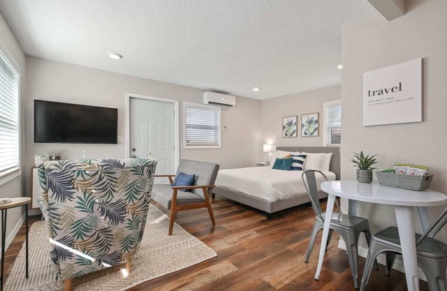 This guest house is a 1 bedroom(s), 1 bathrooms, located in Orlando, FL.