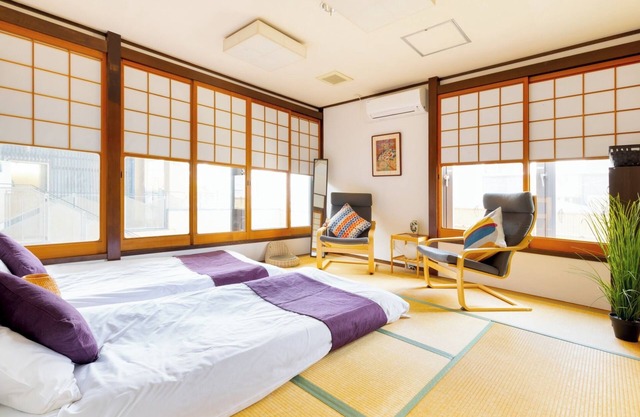 This guesthouse has a living room and four bedrooms and can be rented exclusively for your group / Nara Nara