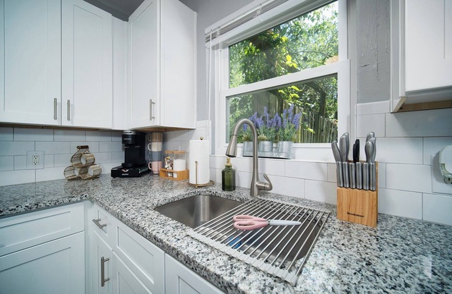 This house is a 2 bedroom(s), 1 bathrooms, located in Jacksonville, FL.