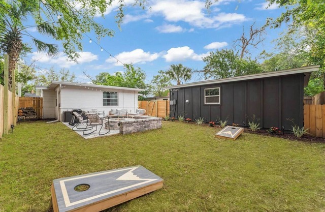 This house is a 3 bedroom(s), 3 bathrooms, located in Jacksonville, FL.