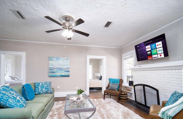 This house is a 4 bedroom(s), 2 bathrooms, located in Jacksonville, FL.