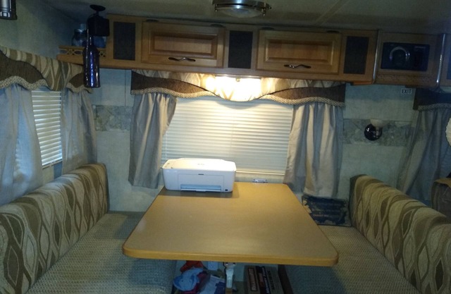 Este es un RV muy espacioso que se encuentra debajo de 2 árboles grandes