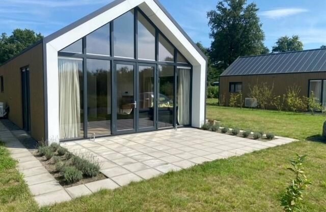 This modern vacation home is the place to be. The house is suitable for four people, has two bedrooms and is completely on one level. Around the house is a spacious garden to relax in the sun.