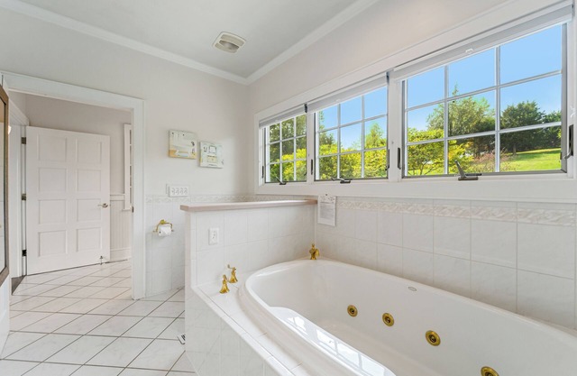 This spacious cottage is located in a private building with its own entrance a few steps from the Main Inn. Features include a private balcony, bedroom with a king-size bed, gas fireplaces, private bathroom with double whirlpool tub and separate show