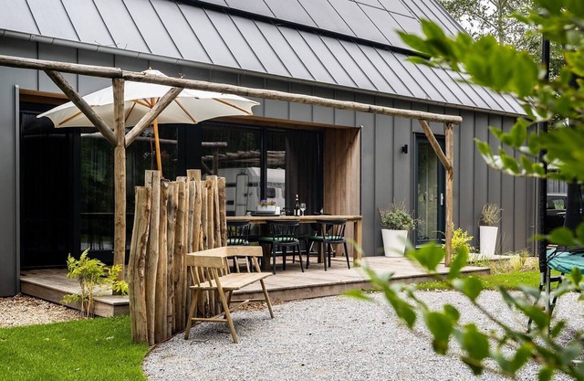 This stylish and luxurious holiday home near the sea is perfect for families and all seasons. With a spacious garden and modern kitchen, you’ll enjoy peace, comfort, and quality time together.