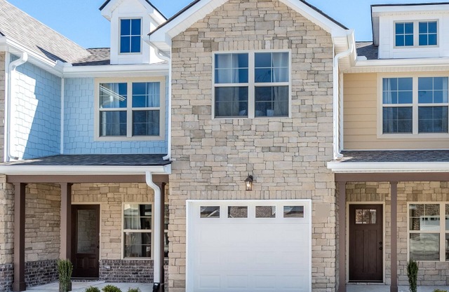 This townhouse is a 3 bedroom(s), 2.5 bathrooms, located in Nashville, TN.