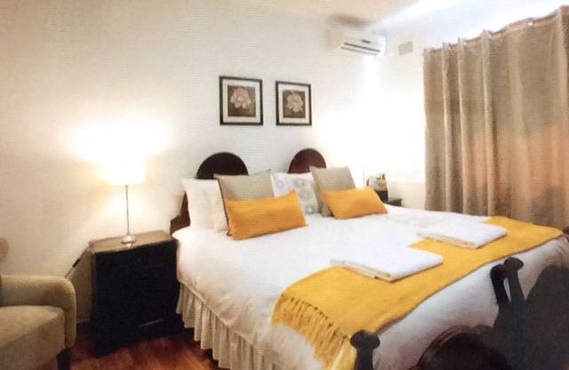 Este cálido, acogedor establecimiento moderno se encuentra dentro del Paarl Wineland de