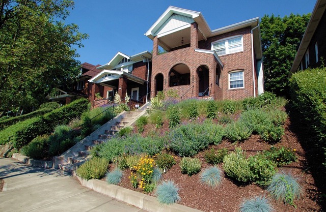Pensativo, amueblado, conveniente en Squirrel Hill