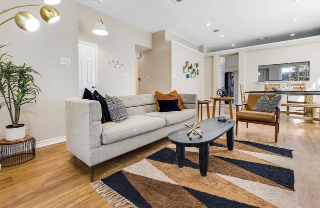 Thoughtfully furnished 3 Bedroom home near Domain