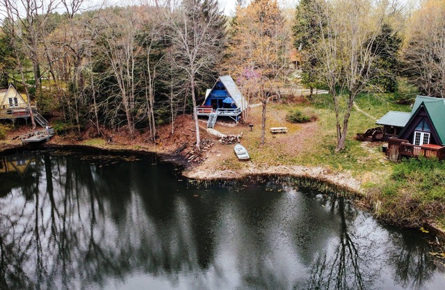 Three A-frame Cabins, a provate Pond, row boats!