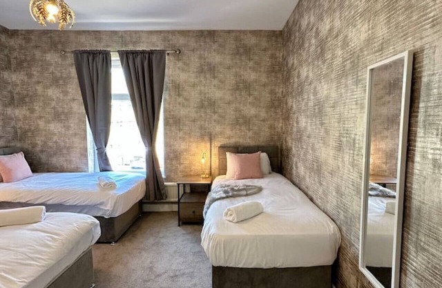 Three Bedroom Home Manchester sleeps 9