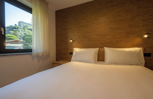 Apartamento de tres habitaciones con balcón.