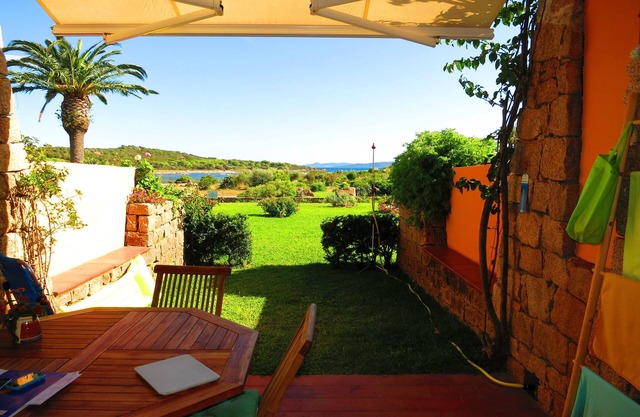 Apartamento de tres habitaciones, jardín con vistas al mar, a 200 metros de Salina Bamba y a 800 metros de Cala Brandinchi.