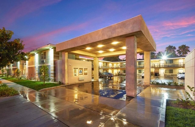 Three Units Near Disneyland Park – 1.3 miles away!