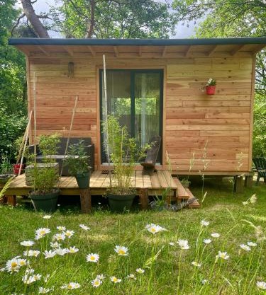 Ti'Nid, cabane chaleureuse plongée dans la nature