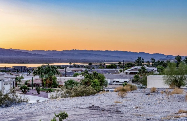 Tiki Hut at The Lake - Don't Miss out & Book Today! Enjoy the Lake View & Pool!