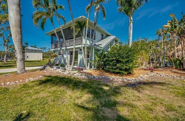Tiki Garden Paradise Charming 4-bedroom Bokeelia House in the Sky on Island Time