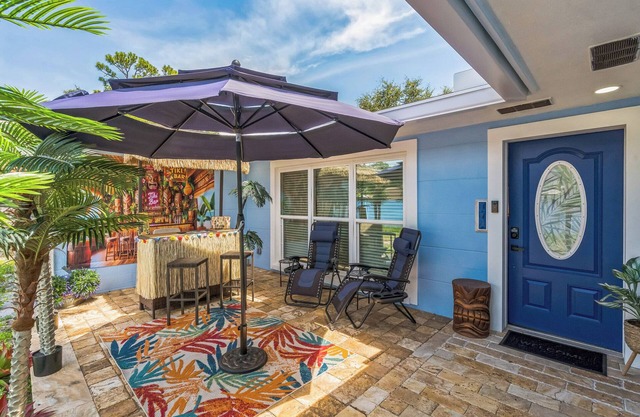 Tiki Time! Tropical Escape, Quiet, Minutes from Airport, Downtown & Beaches!!
