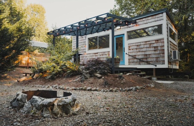 Tiny Home w/Hot Tub-Fire Pit-AC