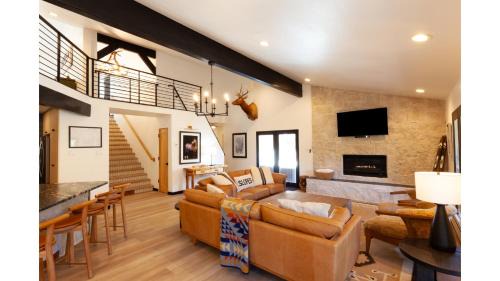 Timber Crest Retreat - Hot Tub - Satellite - Washer - Dryer - Fireplace - Grill - Firepit - Garage Access