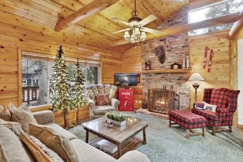 Timber Pines Chalet~ Hot Tub~ Walk to Lake/Marina~