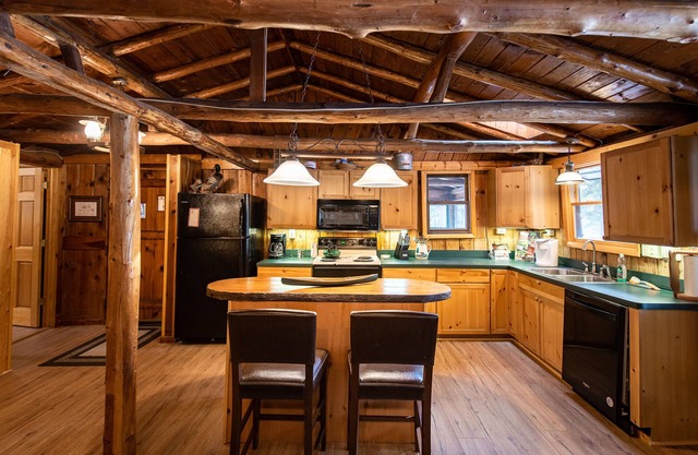 ♣ Timeless Charm 3BDR Whirlpool River Lodge