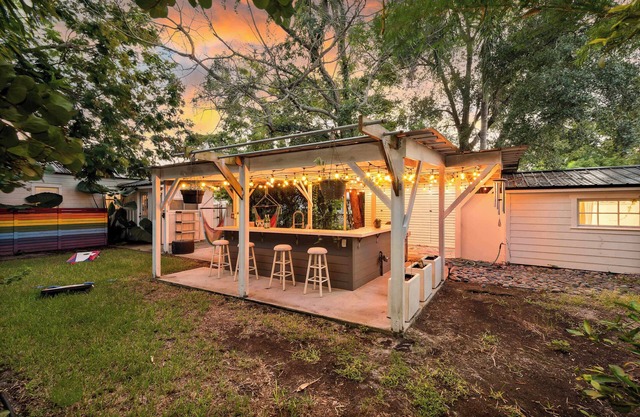 Tiny Cottage - 3 MI to Downtown w/Grill & Hammocks