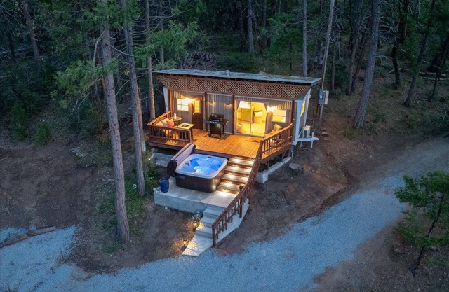Tiny home with spa/firepit/and more!