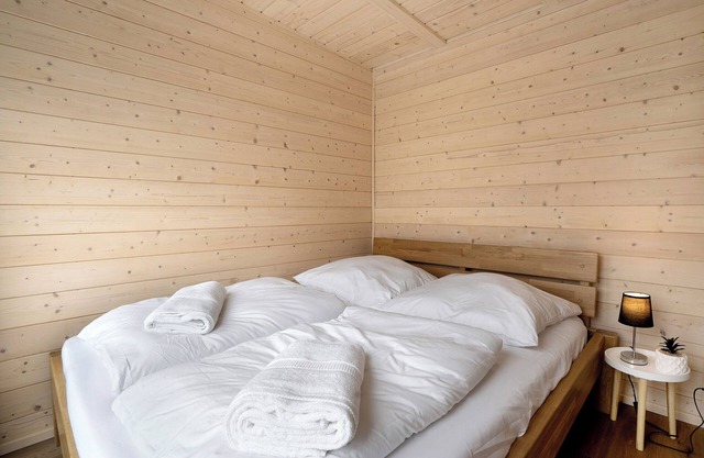 Tiny House “André” con vistas al lago desde la terraza, sauna, acceso al lago