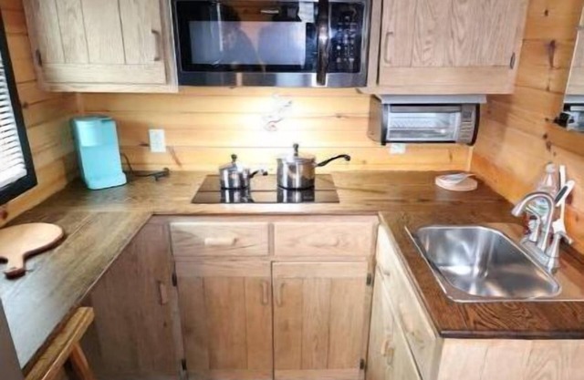 Tiny house on the creek!! Pocono Mountain Escape!!