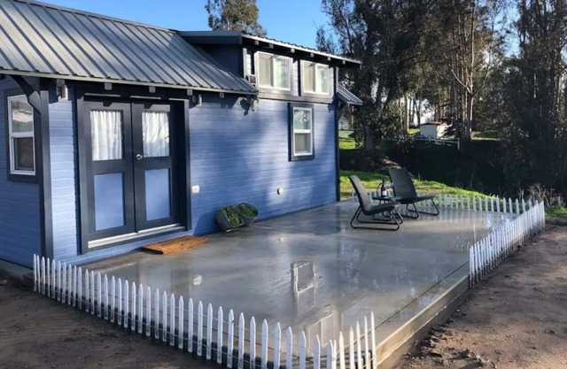 TINY HOUSE WITH BIG VIEWS