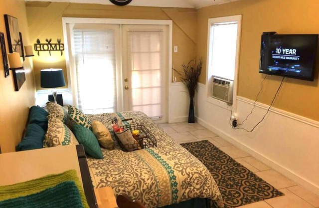 Pequeña casa con patio privado