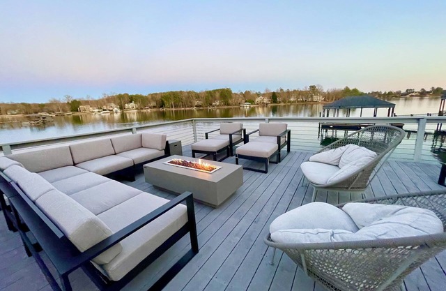 Tiny lakefront cottage with all the bells and whistles