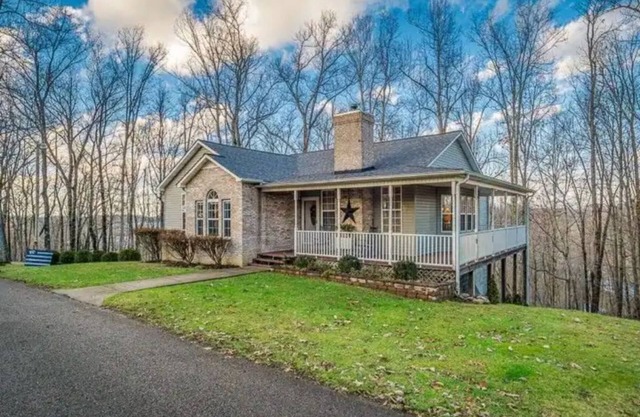TN Mayberry Retreat - 3BR / 2 BA Home with Garage - Dead end road - privacy