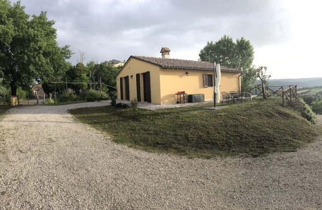 Todi, Umbria, Casa de campo con terreno de 2500 metros cuadrados y vista sobre el valle.