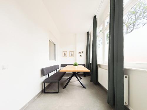 Tolstov Apartments - 3 Room Apartment - Kitchen - Dining Room - Terrace - 25 min to Messe DUS