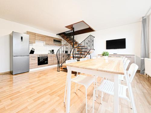 Tolstov Apartments - 4 Room Maisonette Apartment - 25 min Messe DUS