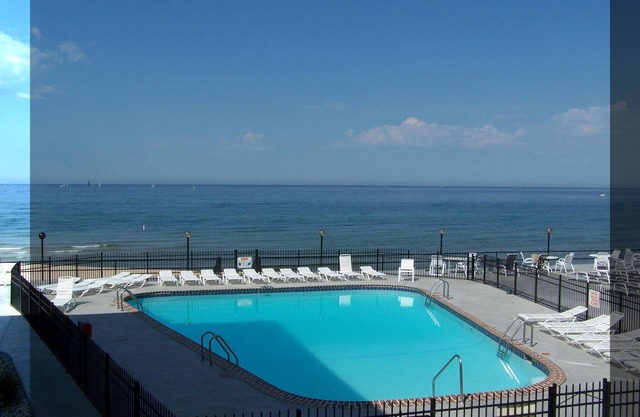 Unidad de la esquina del piso superior en el lago Michigan en South Haven