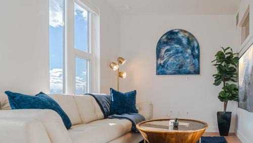 Top floor Deluxe 1BR Pool,Gym,Htub,Bowling and More