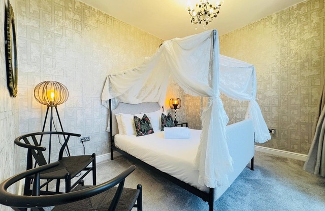 Top Floor Getaway With Romantic Canopy Bed