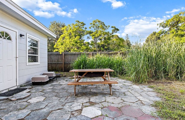 Top-Floor Lookout: Bright, Pet-Friendly 1BR with King Bd and Full-Size Sofa Bd