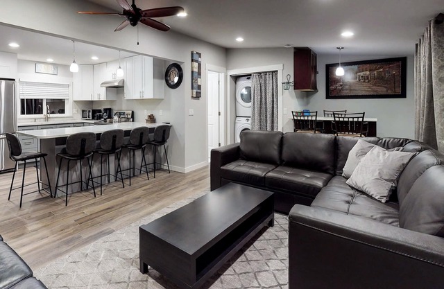 Estudio en el último piso con vista parcial al lago y cabaña que admite perros - cerca de la ciudad y el lago