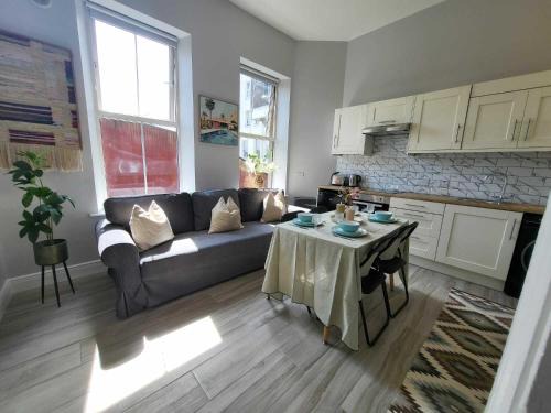 Top Location - Newly Refurbed 2BD Sleeps 6 W Loft