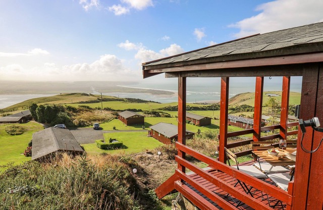 TOP OF THE WORLD LODGE, pet friendly, with a garden in Aberdovey
