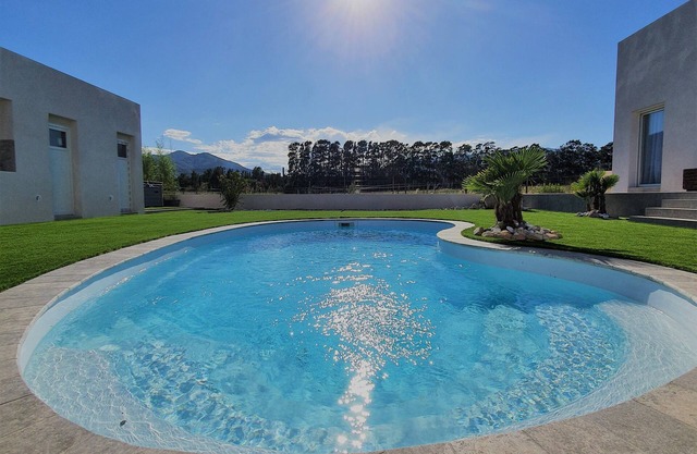 Villa Oma sin vecinos, vista de los caballos y montañas