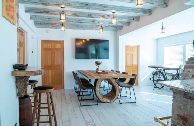 TOP ZOO Host for over 10 years! Clean and Cozy-amazing beds.