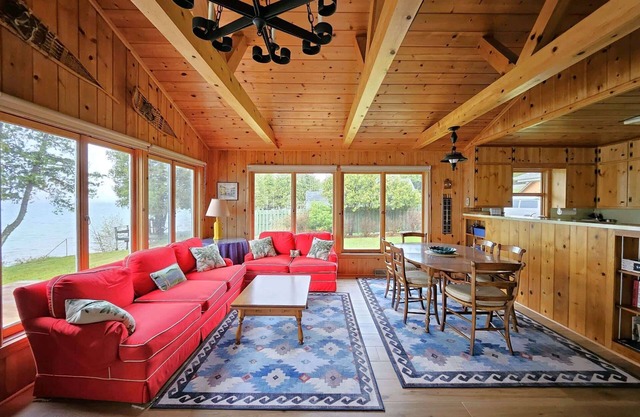 TORCH LAKE CLASSIC COTTAGE