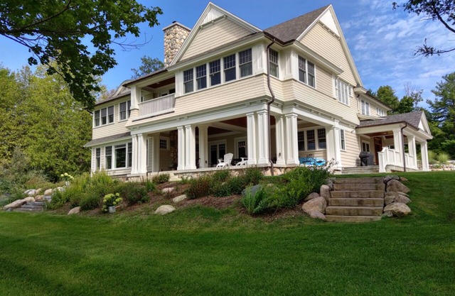 TORCH LAKE EJECUTIVE LODGE