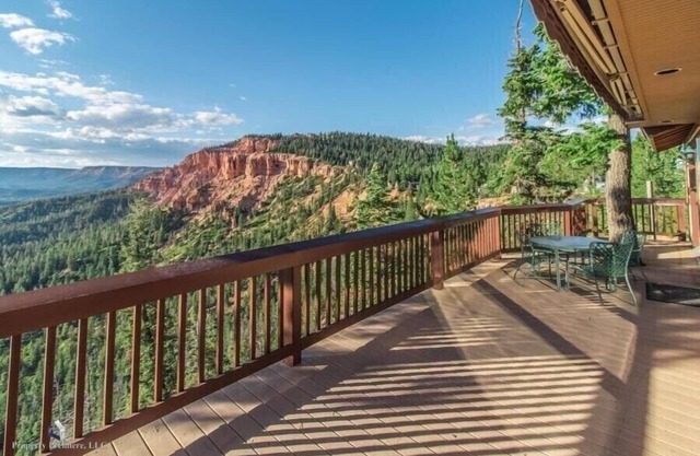 Torrey’s Getaway, 2 bed, 2 bath in the heart of Dixie National Forest.