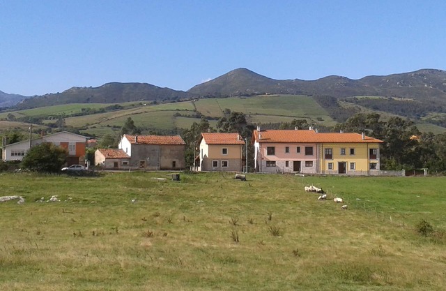 Vivienda uso turístico, 6 + 2 personas, a 3,5 Km. playa, cerca Picos Europa